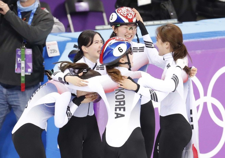 심석희, 김아랑, 이유빈, 최민정, 김예진이 20일 저녁 강릉아이스아레나에서 열린 2018 평창겨울올림픽 쇼트트랙 여자 3000m 계주 결승에서 금메달을 딴 뒤 기뻐하고 있다. 강릉/박종식 기자 anaki@hani.co.kr