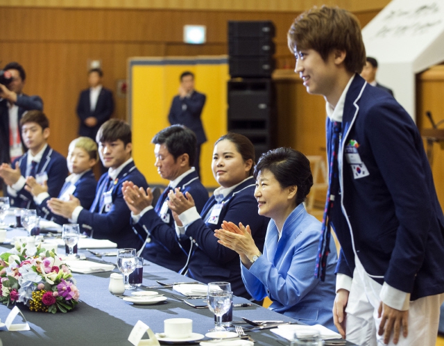 박근혜 전 대통령이 2016년 8월25일 리우여름올림픽 선수단을 청와대로 초청해 오찬을 가져 축하공연을 보며 박수를 치고있다. 청와대사진기자단