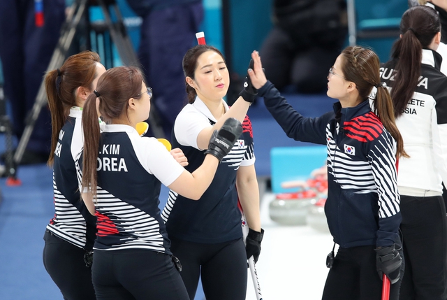 21일 강릉컬링센터에서 열린 여자 컬링 예선 대한민국과 러시아 출신 올림픽 선수(OAR)의 경기. 한국 선수들이 11대 2로 기권승을 거둔 뒤 하이 파이브하고 있다. 2018.2.21 연합뉴스