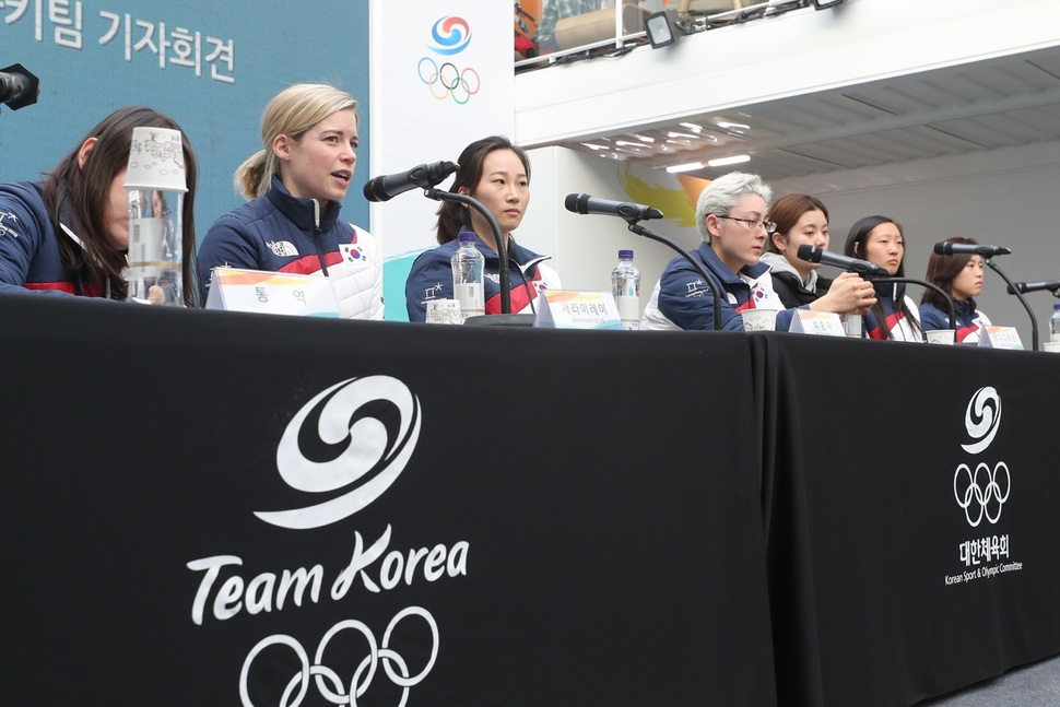 세라 머리 남북 여자 아이스하키 단일팀 총감독이 21일 강릉 올림픽파크 코리아하우스에서 열린 기자회견에서 질문에 답하고 있다. 강릉/연합뉴스