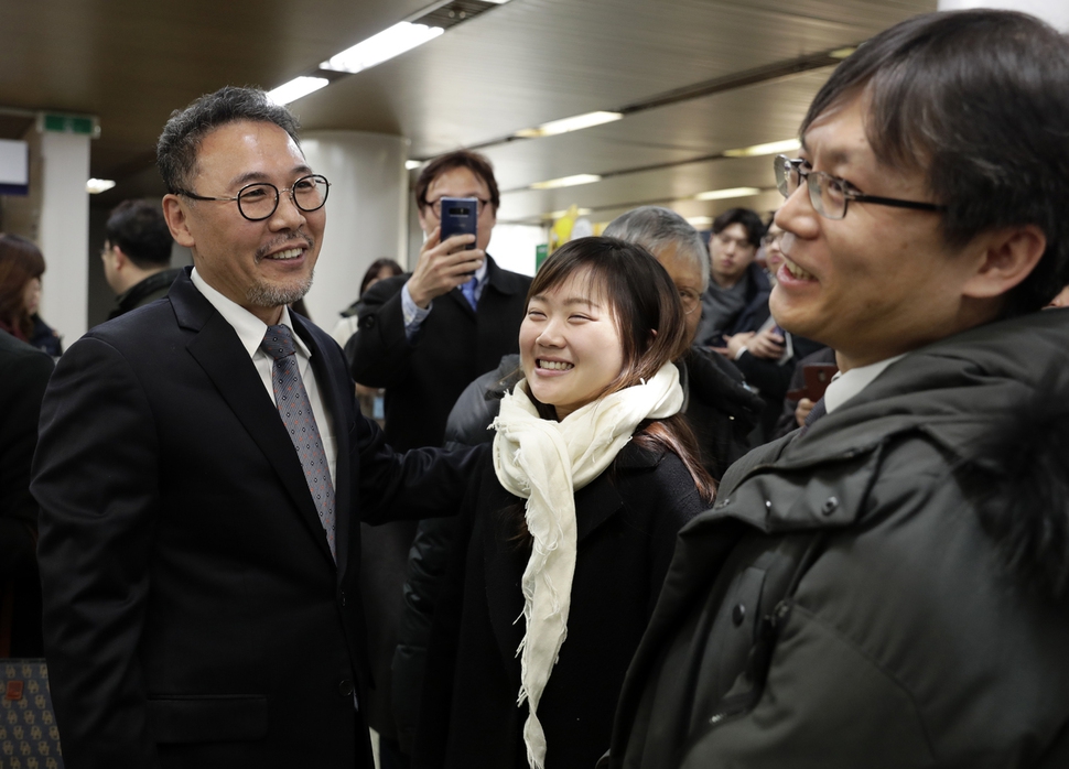 보호관찰법 신고의무를 이행하지 않은 혐의로 넘겨진 세번째 재판에서 무죄 판결받은 받은 강용주씨가 21일 오후 서울 서초구 서울중앙법원에서 변호사들과 대화를 하면서 웃고 있다. 김명진 기자 littleprince@hani.co.kr