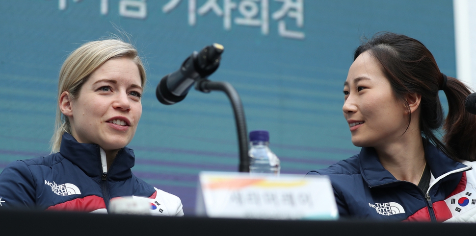 21일 오후 강원도 강릉시 올림픽파크 코리아 하우스에서 열린 2018 평창동계올림픽 여자 아이스하키 단일팀 기자회견에서 새러 머리 총감독이 취재진 질문에 답변하고 있다. 오른쪽은 주장 박종아. 연합뉴스