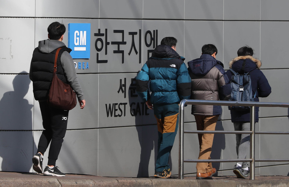 한국지엠(GM) 노사 고용특별대책위원회 3차 교섭이 열린 21일 오후 인천시 부평구 한국지엠 부평공장의 서문으로 교대근무를 하기 위해 직원들이 출근하고 있다. 부평/신소영 기자 viator@hani.co.kr