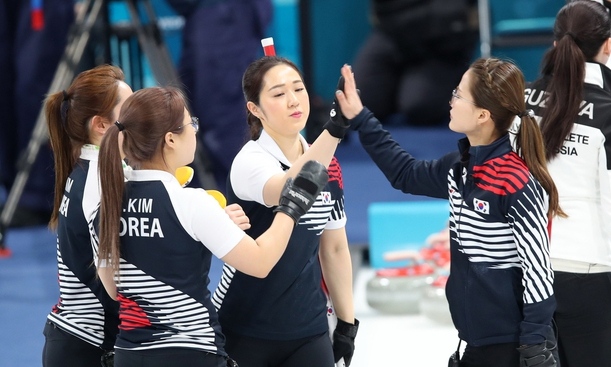 ‘그뤠잇 팀 킴’ 여자 컬링, 예선 1위로 4강 진출 확정