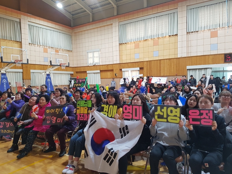 20일 오후 경북 의성군 의성여고 체육관 안에서 학생과 주민 200여명이 한국 여자 컬링 대표팀의 미국전을 생중계로 지켜보며 응원하고 있다. 김일우 기자 cooly@hani.co.kr