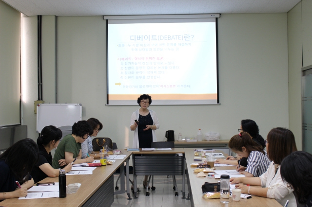 디베이트 지도사 과정 수업 모습. 한겨레교육 제공