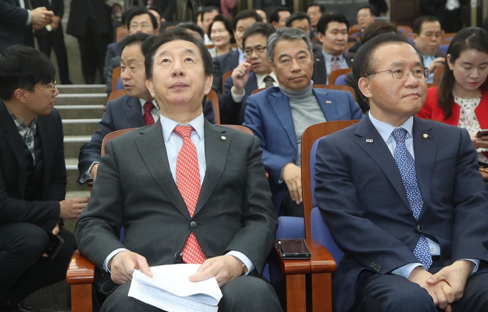 자유한국당이 개헌 관련 논의를 하려고 22일 오후 국회에서 연 의원총회에서 김성태 원내대표가 생각에 잠긴 표정을 짓고 있다. 이정우 선임기자 woo@hani.co.kr