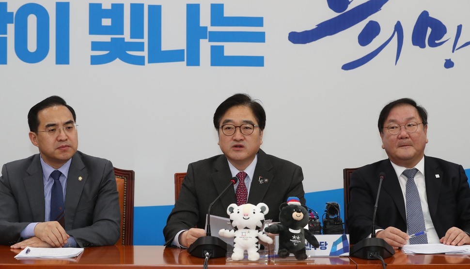 우원식 더불어민주당 원내대표가 22일 오전 국회에서 열린 원내대책회의에서 머리발언을 하고 있다. 이정우 선임기자 woo@hani.co.kr