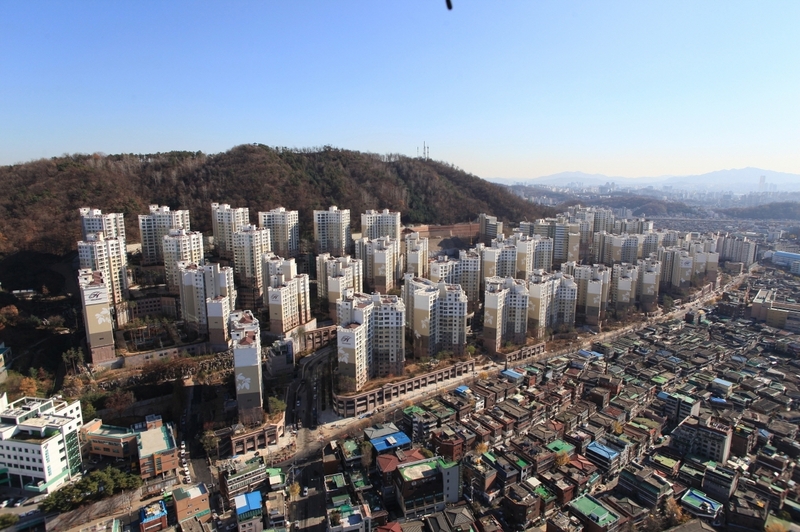 서울 은평구 응암동 백련산힐스테이트3차 주민들은 최근 에너지 절약, 관리비 절감을 통해 경비원 급여를 올려주기로 했다. 백련산힐스테이트1~3차 전경. <한겨레> 자료사진