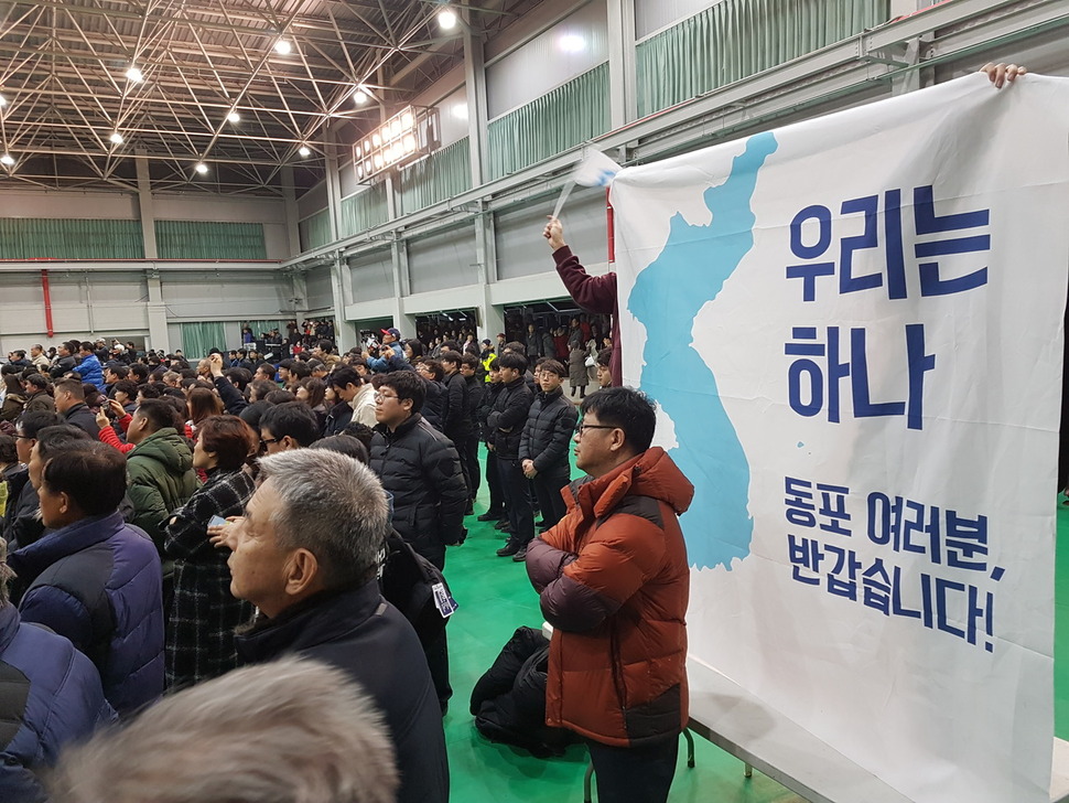 23일 오후 강원도 인제군 인제읍 다목적구장에서 시민 1500여명이 참여한 가운데 북한응원단이 공연을 진행했다. 사진은 공연을 관람하고 있는 시민들의 모습.