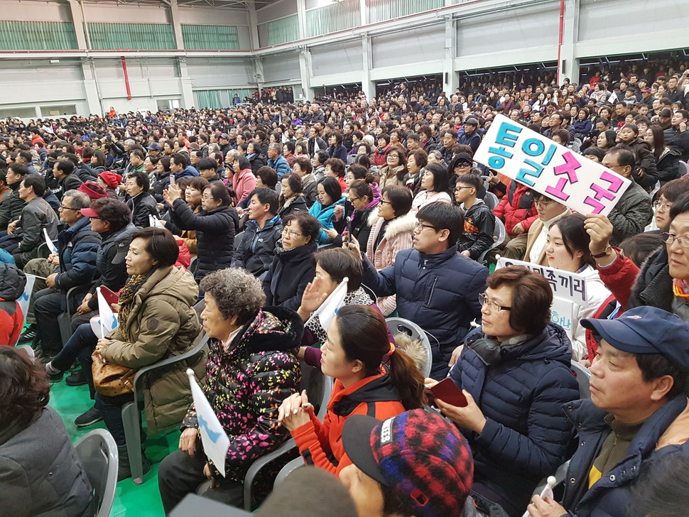 23일 오후 강원도 인제군 인제읍 다목적구장에서 시민 1500여명이 참여한 가운데 북한응원단이 공연을 진행했다. 사진은 공연을 관람하고 있는 시민들의 모습.