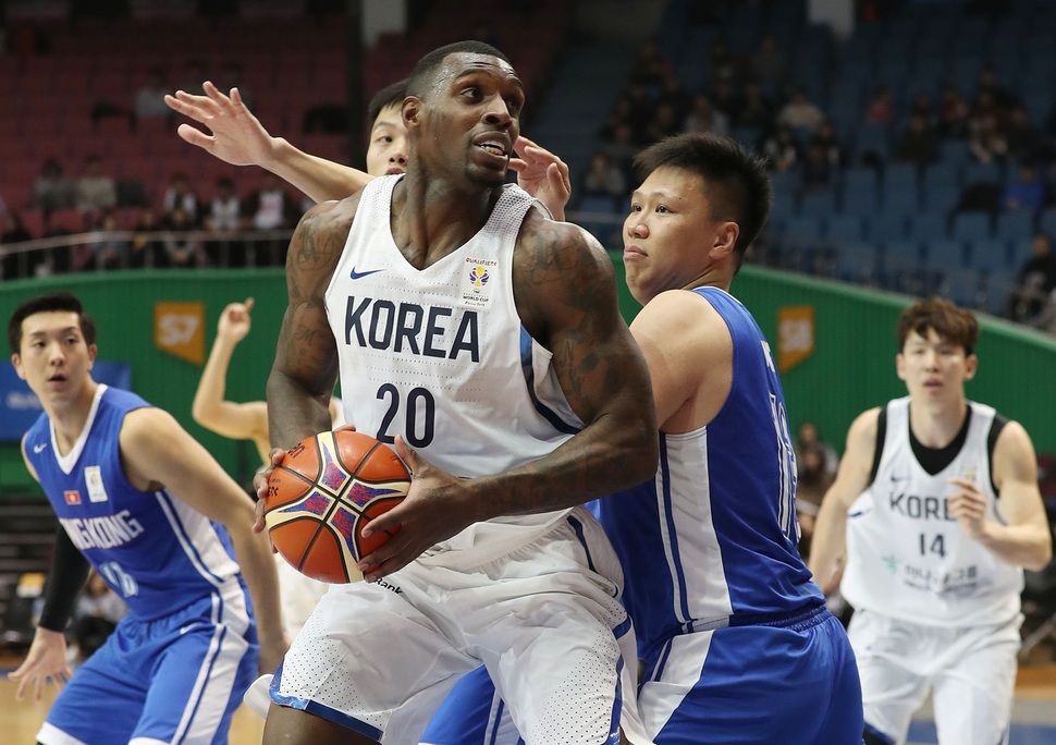 23일 잠실실내체육관에서 열린 '2019 FIBA 농구 월드컵' 아시아예선 경기에서 귀화한 리카르도 라틀리프(가운데)가 홍콩 선수의 견제를 피해 패스할 곳을 찾고 있다. 연합뉴스