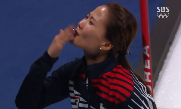 한국 여자 컬링팀의 스킵 김은정이 일본과의 준결승전에서 승리한 뒤 관중석을 향해 손뽀뽀를 날리고 있다. SBS 화면 갈무리