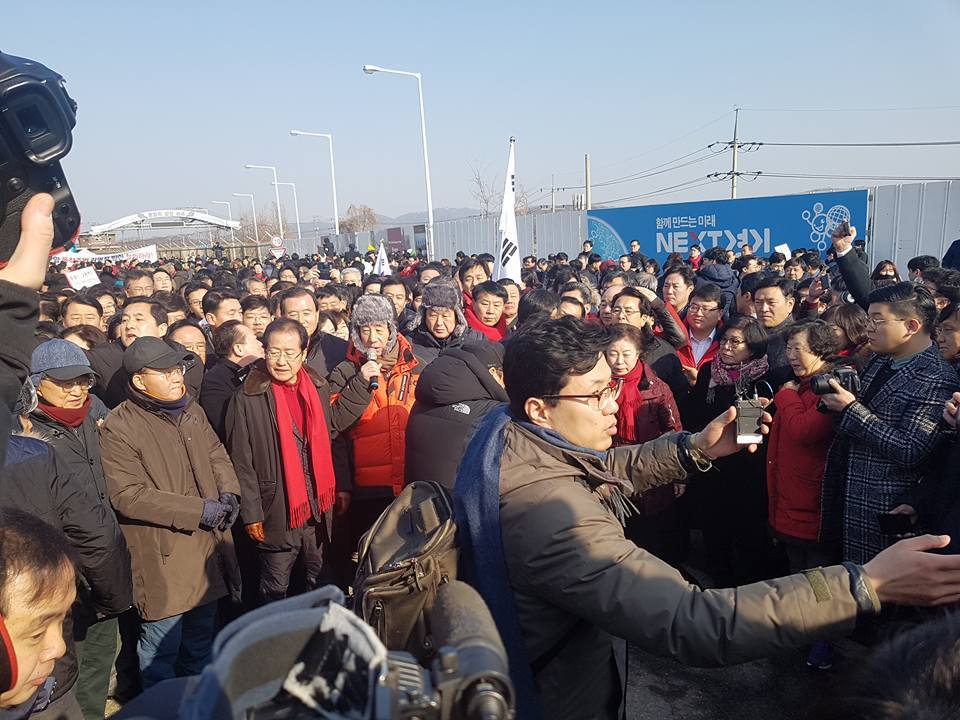 자유한국당 홍준표 대표와 김성태 원내대표 등 지도부와 당원들이 25일 오전 경기도 파주 통일대교 남단을 점거한 채 김영철 북한 노동당 중앙위원회 부위원장 겸 통일전선부장을 단장으로 하는 북한 고위급 대표단 방남 저지 시위를 하고 있다. 자유한국당 제공