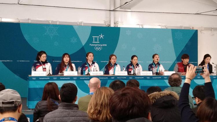 한국 여자컬링 대표팀 25일 올림픽 결승 경기에서 은메달을 따낸 뒤 기자회견을 갖고 있다.