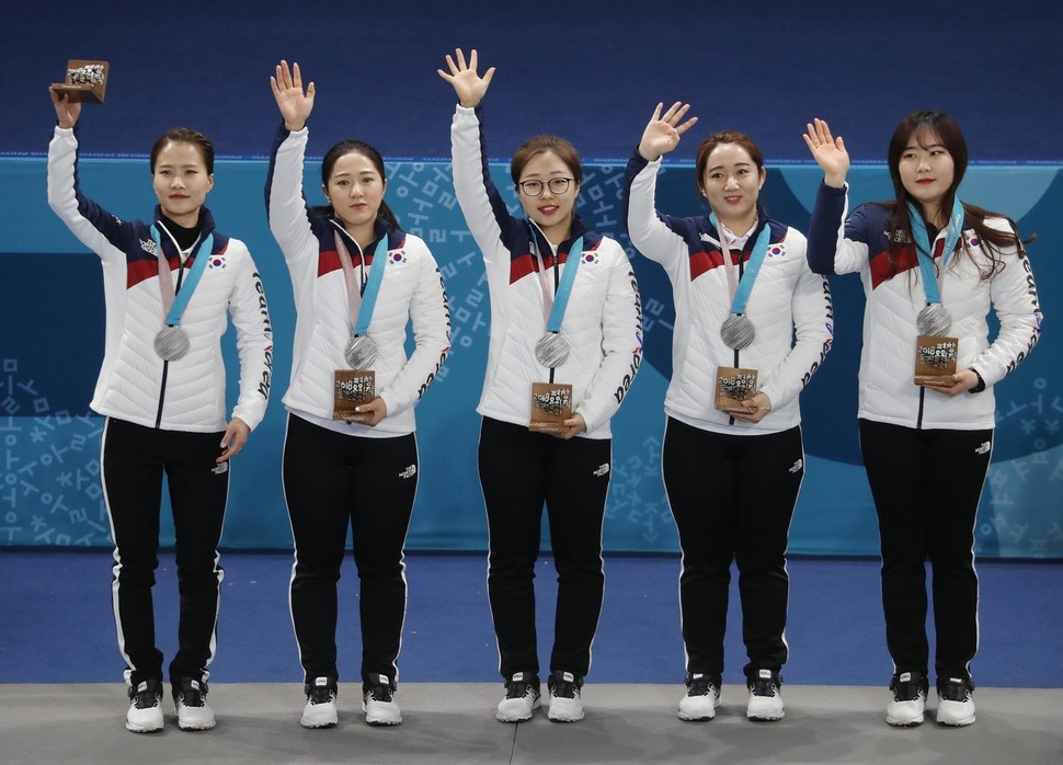 여자 컬링대표팀 선수들이 25일 오전 강원도 강릉 컬링센터 시상대에서 은메달을 목에 걸고 관중에게 인사하고 있다. 강릉/박종식 기자 anaki@hani.co.kr
