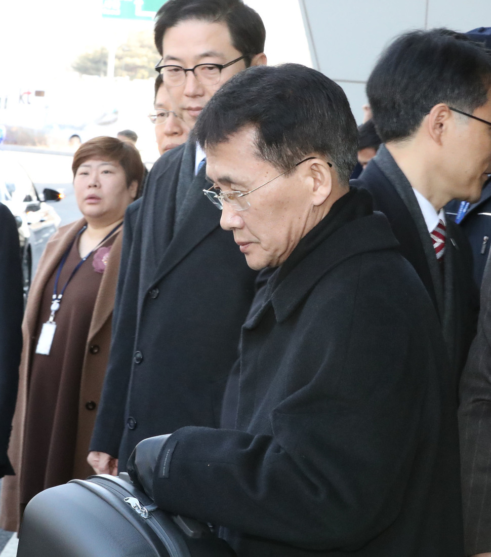 최강일 북한 외무성 부국장(맨 앞)이 25일 오전 북한 고위급 대표단의 일원으로 경기도 파주 도라산 남북출입사무소를 통해 입경해 차에 오르고 있다. 도라산/사진공동취재단
