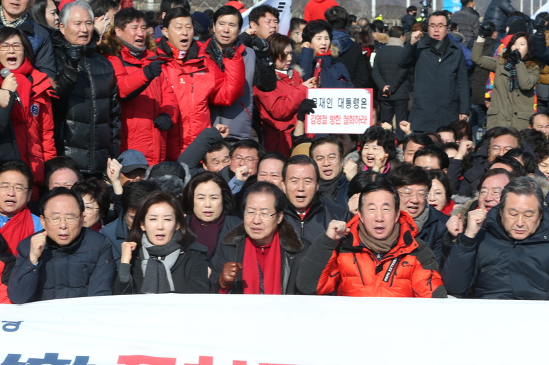 홍준표 (오른쪽에서 세 번째) 자유한국당 대표, 김성태(오른쪽에서 두 번째) 원내대표 등이 25일 통일대교 남단을 점거한 채 시위하고 있다. 연합뉴스