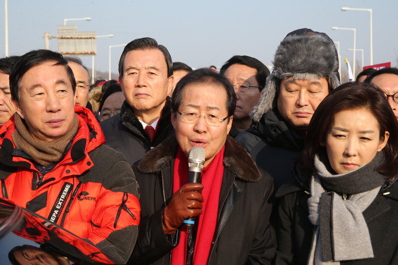 홍준표 자유한국당 대표가 통일대교 남단에서 열린 김영철 북한 노동당 중앙위원회 부위원장 겸 통일전선부장의 방한 저지 시위에서 발언하고 있다. 연합뉴스