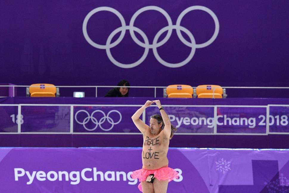 23일 남자 1,000ｍ 시상식 후 강릉스피드스케이팅 경기장 난입한 남성. AFP/연합뉴스