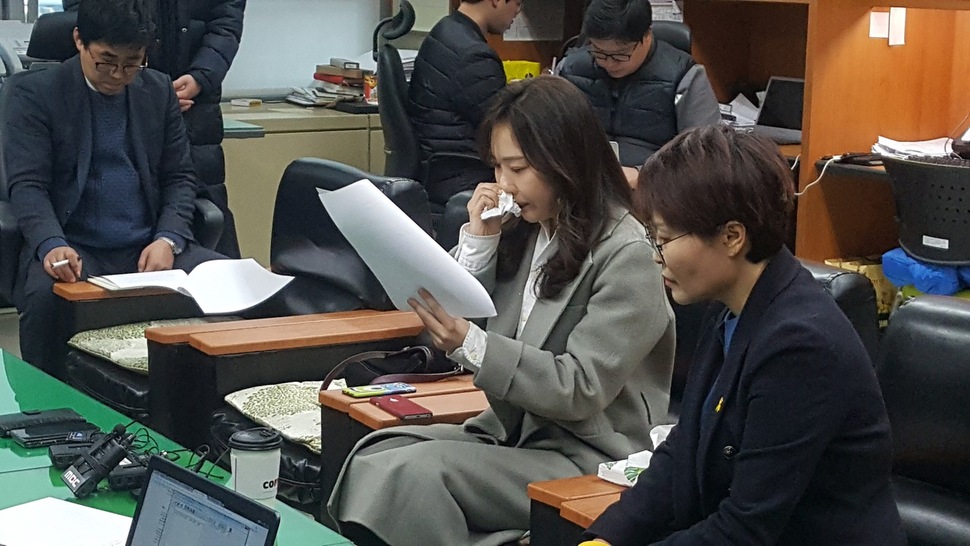 26일 오후 전북지방경찰청에서 연극배우 송원씨가 극단 전 대표로부터 성추행을 당했다는 기자회견문을 읽으며 울고 있다. 박임근 기자