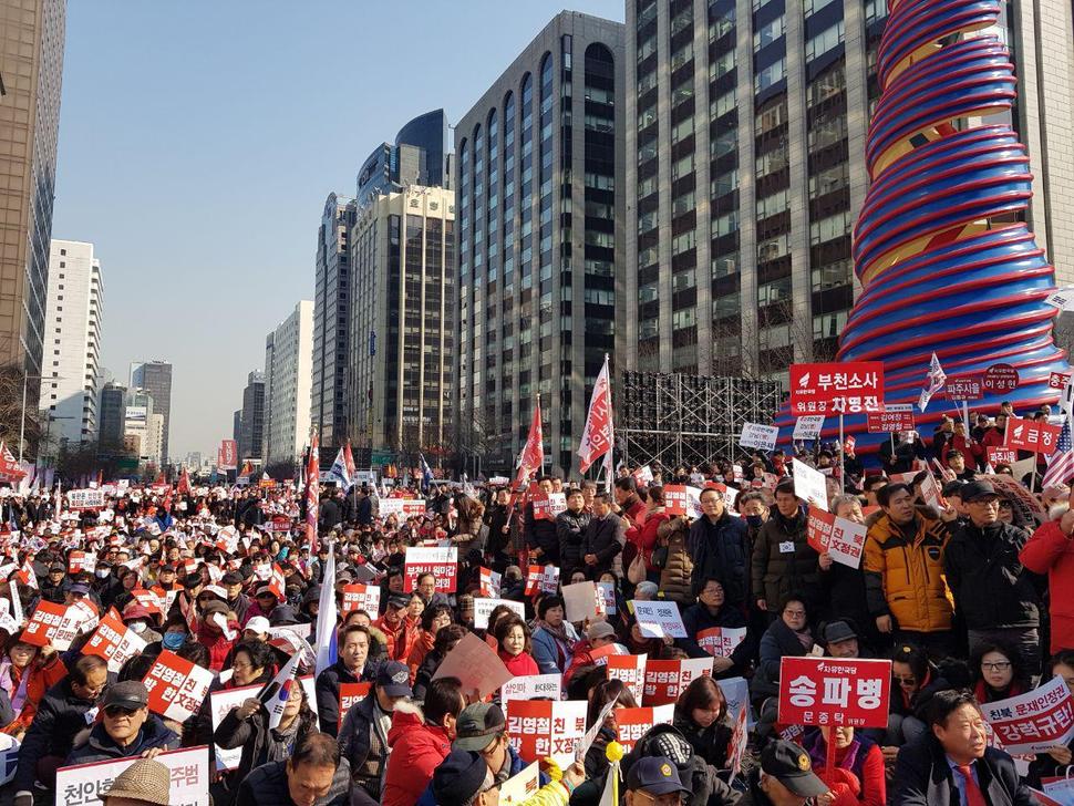 26일 자유한국당은 ‘살인전범 김영철 도둑방한, 친북 문재인 정권 규탄대회’를 서울 종로구 청계광장에서 열었다.