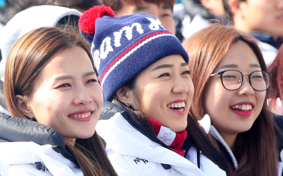 여자컬링팀의 김은정, 김경애, 김선영(왼쪽부터)이 26일 강원 강릉 올림픽선수촌에서 열린 2018 평창올림픽 대한민국 국가대표선수단 해단식에서 밝게 웃고 있다. 강릉/연합뉴스