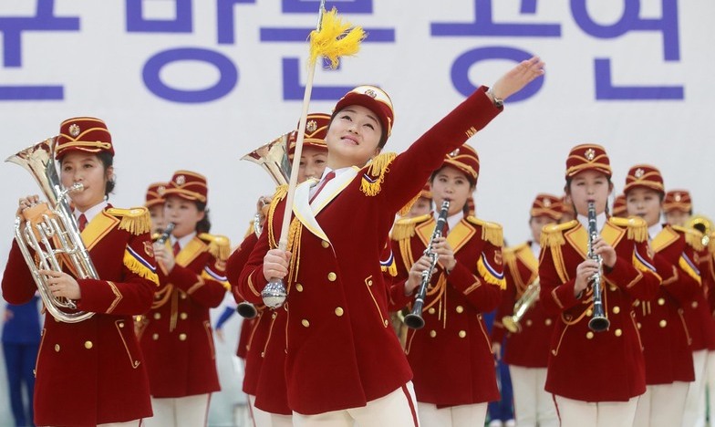 영하 10도에 ‘아리랑’ 첫선, 7차례 ‘깜짝 공연’…북 응원단의 20일