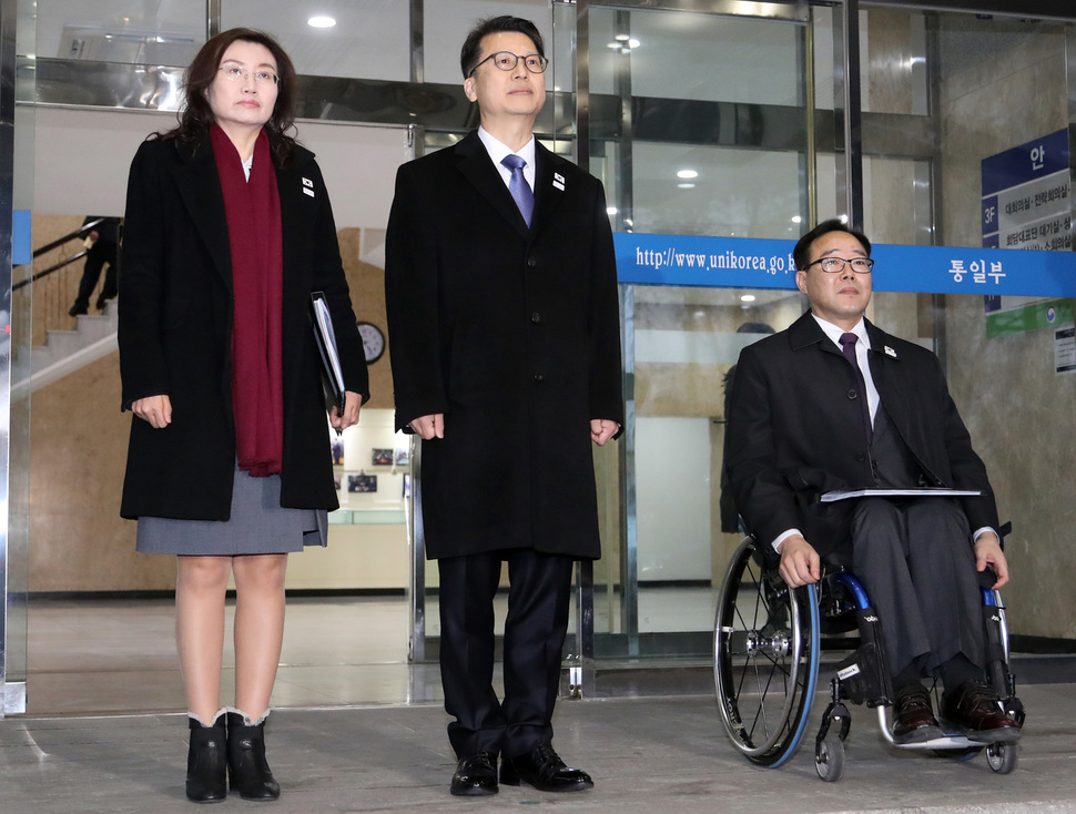 이주태 통일부 교류협력국장(가운데)을 단장으로 하는 통일부 대표단이 북한의 평창패럴림픽 참가와 관련한 실무회담을 위해 27일 오전 서울 남북회담본부에서 판문점으로 출발하고 있다. 연합뉴스