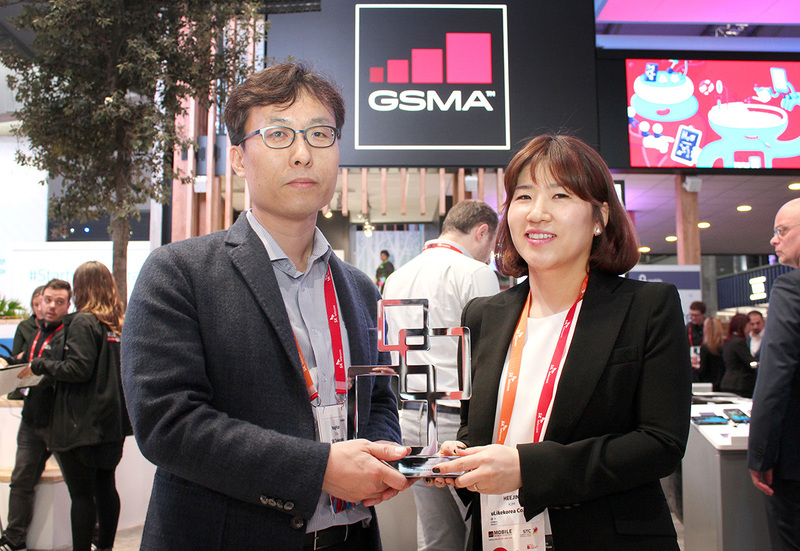 SK텔레콤은 26일(현지 시간) 스페인 바르셀로나에서 열린 ‘GSMA 글로벌 모바일 어워즈(GSMA Global Mobile Awards)’에서 기업부문 최고 모바일혁신상을 수상했다. 사진은 수상 후 기념 촬영 중인 SK텔레콤 최낙훈 IoT사업지원그룹장(왼쪽), 유라이크코리아 김희진 대표이사의 모습. SK텔레콤 제공.