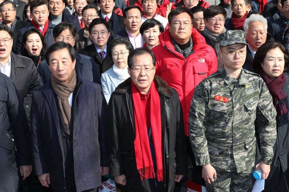 자유한국당 홍준표 대표와 김성태 원내대표 등 지도부와 소속 의원들이 지난 26일 서울 청계광장 소라탑 앞에서 열린 `천안함 폭침 주범 김영철 방한 규탄대회에서 예비역 군인 등과 함께 애국가를 부르고 있다. 이정우 선임기자 woo@hani.co.kr