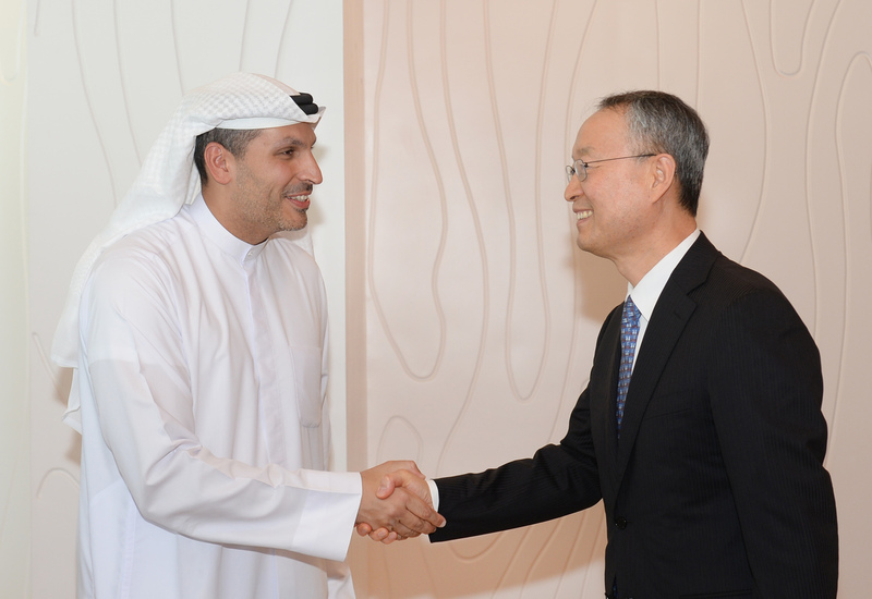 백운규 산업통상자원부 장관은 24일부터 26일까지 아랍에미리트(UAE)를 찾아 고위급 인사들과 면담했다. 사진은 26일(현시지각) 백 장관과 칼둔 행정청 장관이 행정청 집무실에서 만난 모습. 산업통상자원부 제공.