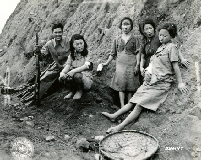 1944년 9월7일 텅충에 앞서 함락된 중국 쑹산 지역 수용소에서 탈출했다가 연합군에게 포로로 잡혔던 조선인 여성들 사진은 일본군이 전황이 불리할 때마다 ‘폐기처분’ 하려고 했던 조선인 위안부 처지를 전한다. 사진 속 맨 오른쪽 임신한 여성이 일본군 위안부 존재를 세계에 증언한 박영심 할머니다. 서울시·서울대인권센터 제공