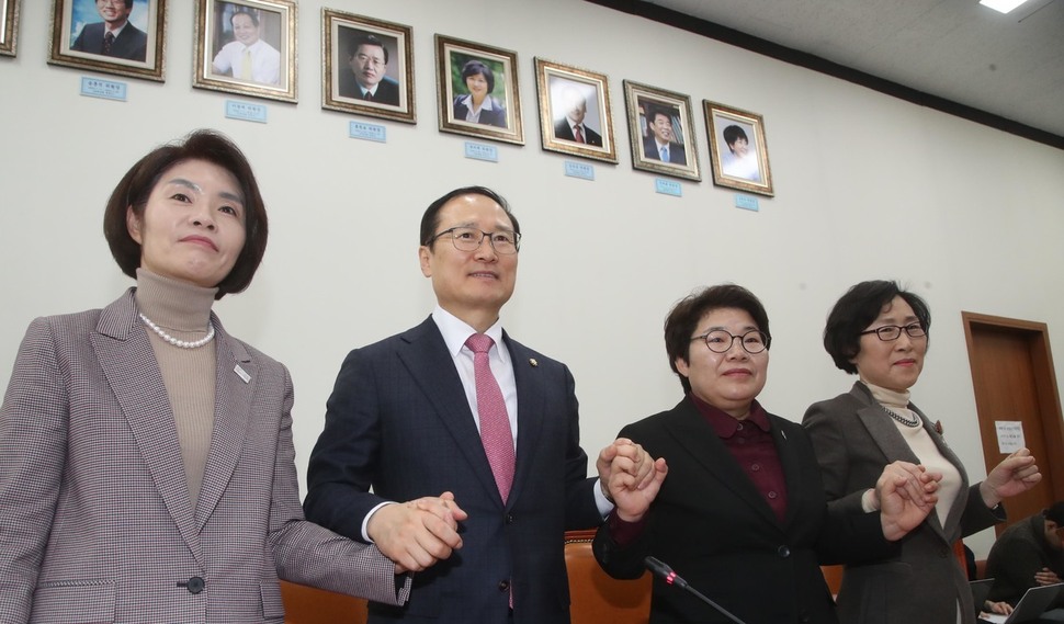 노동시간 단축이 포함된 근로기준법 개정안을 합의 처리한 국회 환경노동위원회 홍영표 위원장(왼쪽 둘째)과 여야 간사들이 27일 오전 국회에서 기자간담회를 열어 함께 손을 잡아 보이고 있다. 왼쪽부터 국회 환노위의 한정애 더불어민주당 간사, 홍 위원장, 임이자 자유한국당 간사, 김삼화 바른미래당 간사. 이정우 선임기자 woo@hani.co.kr