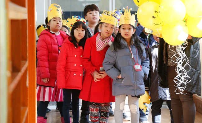 지난해 3월2일 서울 용산구 이태원초등학교에 입학한 어린이들이 입학식이 끝난 뒤 1년 동안 생활할 교실을 둘러보고 있다. 김정효 기자 hyopd@hani.co.kr