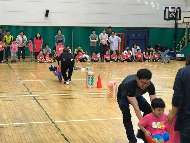 제주 한 초등학교 체육대회에 엄마 외에도 아빠들도 참석해 체육대회를 즐기고 있다. 홍창욱씨는 학교 행사에 아빠들도 적극적으로 참여한다면 아이를 좀더 폭넓게 이해할 수 있을 것이라고 조언했다. 홍창욱씨 제공