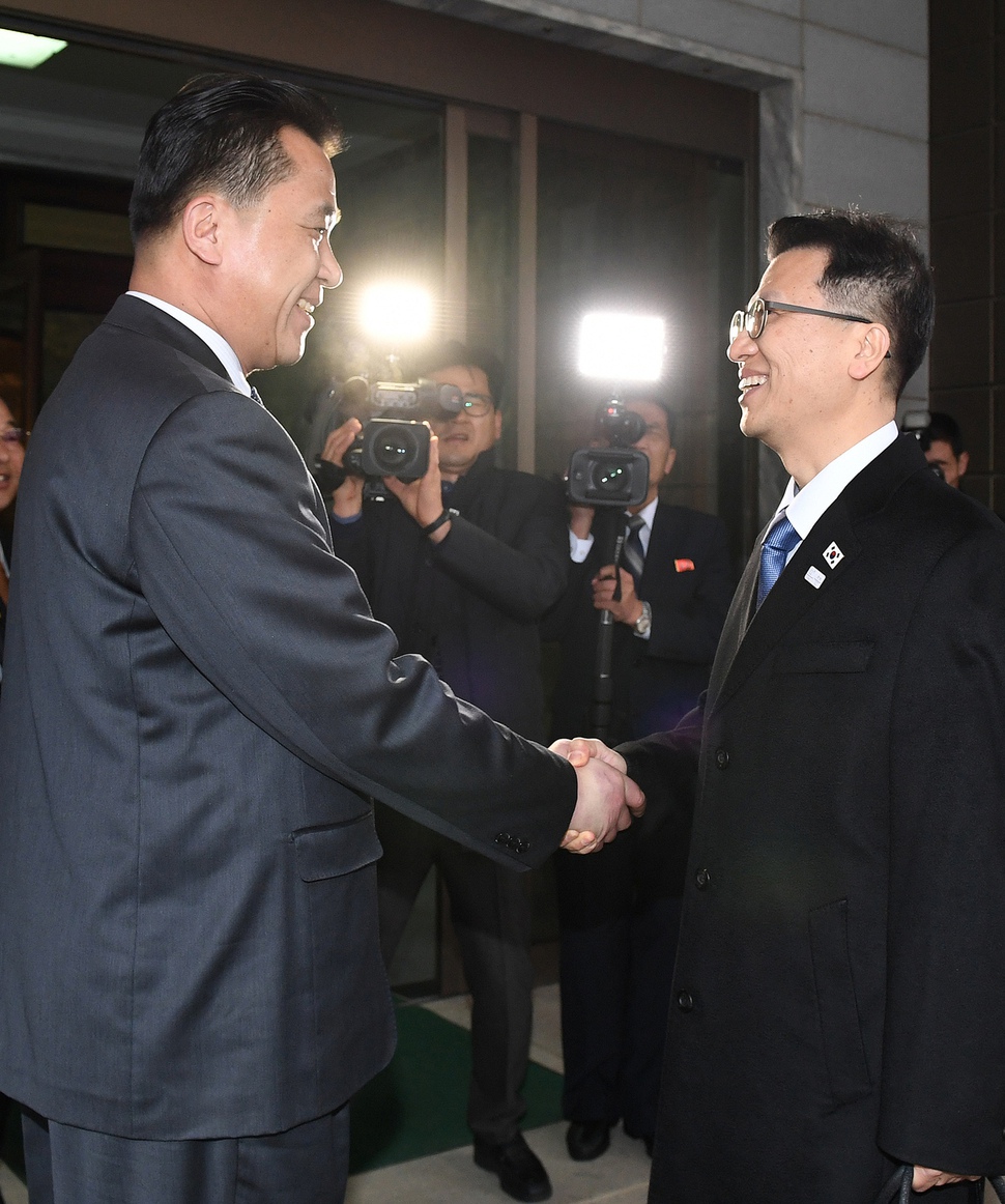 이주태 통일부 교류협력국장(오른쪽)과 황충성 북한 조국평화통일위원회 부장이 27일 오전 판문점에서 북한의 평창 겨울패럴림픽(3월9~18일) 참가를 논의하기 위한 실무회담에서 만나 악수하고 있다. 통일부 제공