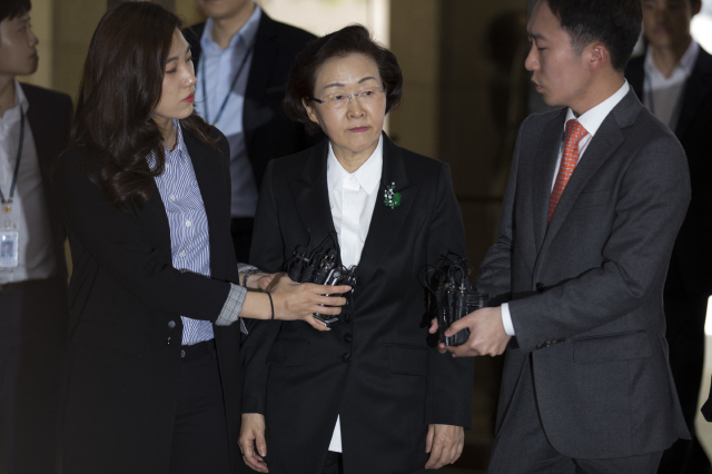 신연희 서울 강남구청장이 지난해 4월 서울 종로구 서울지방경찰청으로 조사를 받기 위해 출석하고 있다. 김성광 기자 flysg2@hani.co.kr
