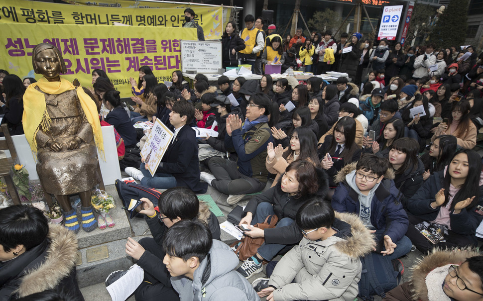 삼일절을 하루 앞둔 28일 낮 서울 종로구 옛 일본대사관 앞에서 ‘제1324차 일본군성노예제 문제해결을 위한 정기 수요시위’가 열리고 있다. 김성광 기자 flysg2@hani.co.kr