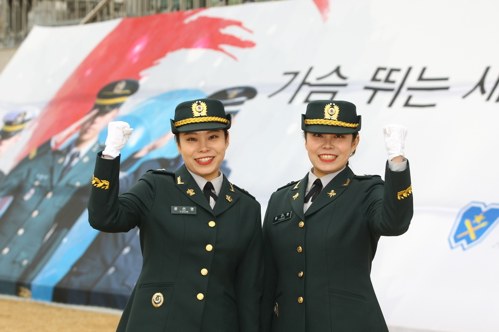 쌍둥이 자매 장교 윤선영·윤수영(왼쪽부터).육군 학생군사학교 제공