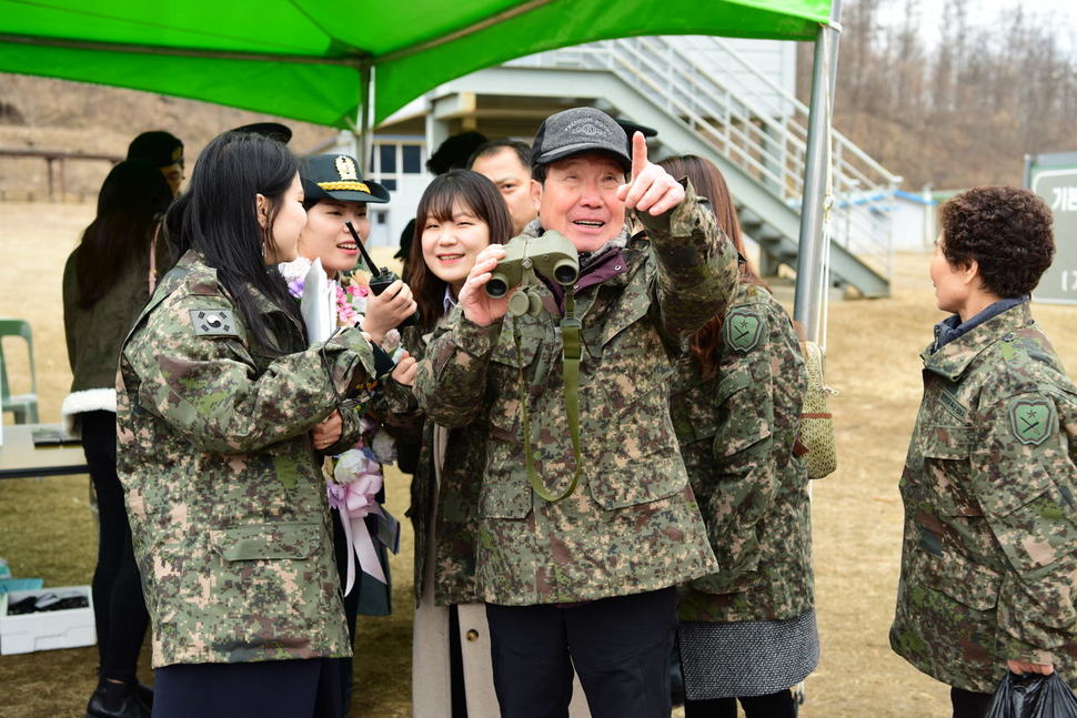 28일 육군 학생군사학교에서 열린 학군장교 임관식에 참석한 임관 장교의 가족들이 훈련장 등을 둘러보고 있다.육군 학생군사학교 제공