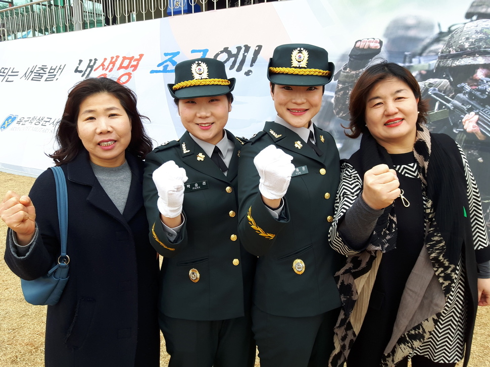 여군 최초의 기갑 장교로 임관한 박승리·윤채은 소위(왼쪽 둘째 셋째).육군 학생군사학교 제공