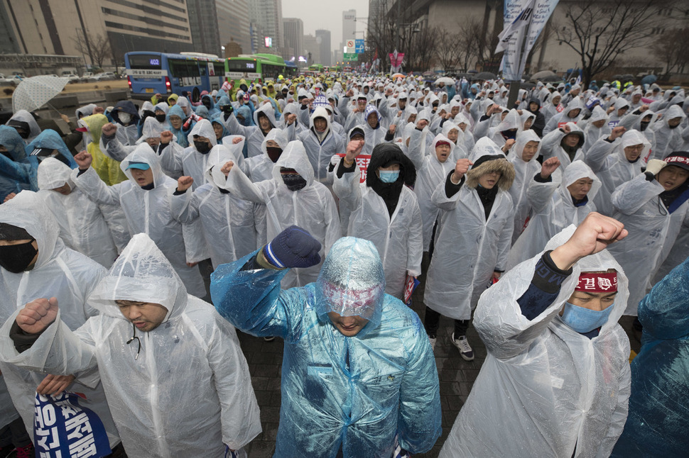 ‘일방적 공장폐쇄 지엠 자본 규탄 및 30만 노동자 생존권 사수 결의대회’가 28일 오후 서울 종로구 정부서울청사 앞에서 열려 금속노조 지엠지부 조합원들이 참석해 구호를 외치고 있다.