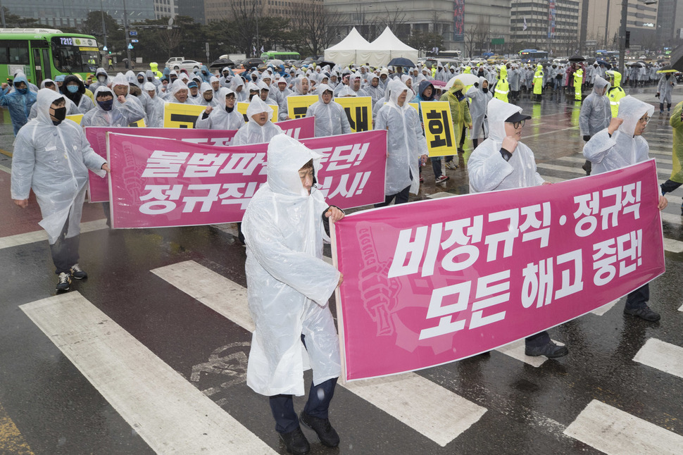 ‘일방적 공장폐쇄 지엠 자본 규탄 및 30만 노동자 생존권 사수 결의대회’가 28일 오후 서울 종로구 정부서울청사 앞에서 열려 금속노조 지엠지부 조합원들이 결의대회를 마치고 펼침막을 든 채로 청와대를 향해 행진하고 있다.