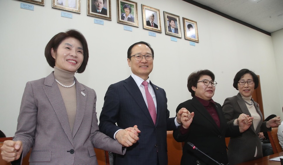 근로시간 단축 내용이 포함된 근로기준법 개정안을 합의 처리한 국회 환경노동위원회 홍영표 위원장과 여야 간사들이 지난 27일 오전 국회에서 기자간담회를 하던 중 함께 손을 잡아보이고 있다. 왼쪽부터 한정애 더불어민주당 간사, 홍 위원장, 임이자 자유한국당 간사, 김삼화 바른미래당 간사.  이정우 선임기자 woo@hani.co.kr