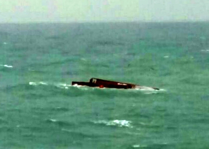 28일 오후 4시28분께 전남 완도군 청산도 인근 해상에서 뒤집힌 어선의 배 밑바닥이 수면 위로 떠올라 있다. 완도해양경찰서 제공