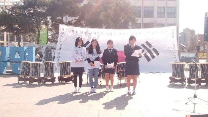 1일 낮 12시 광주나비 주최로 5·18민주광장에서 열린 11차 광주 수요시위에서 설월여고 학생들이 일본군 위안부 피해 할머니께 드리는 편지글을 낭독하고 있다.광주나비 제공