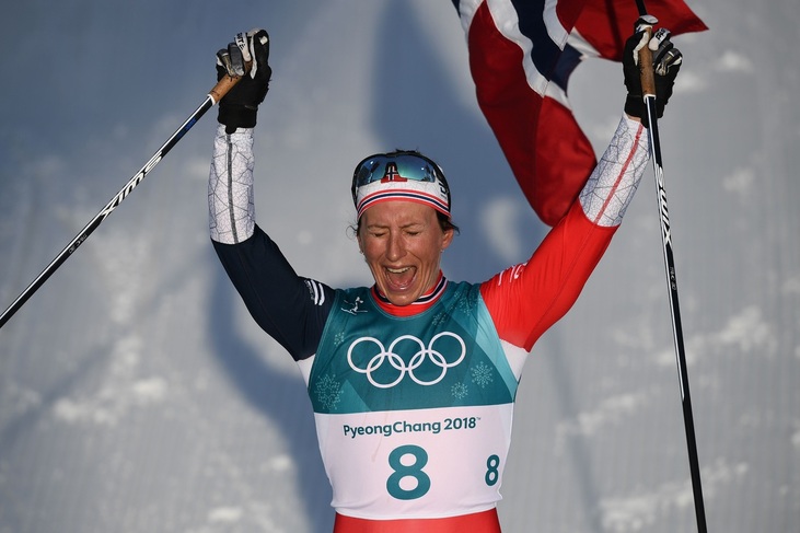 노르웨이의 마리트 비에르옌이 지난달 25일 열린 2018 평창겨울올림픽 크로스컨트리 여자 30km 클래식에서 우승한 뒤 기뻐하고 있다. 평창/AFP 연합뉴스