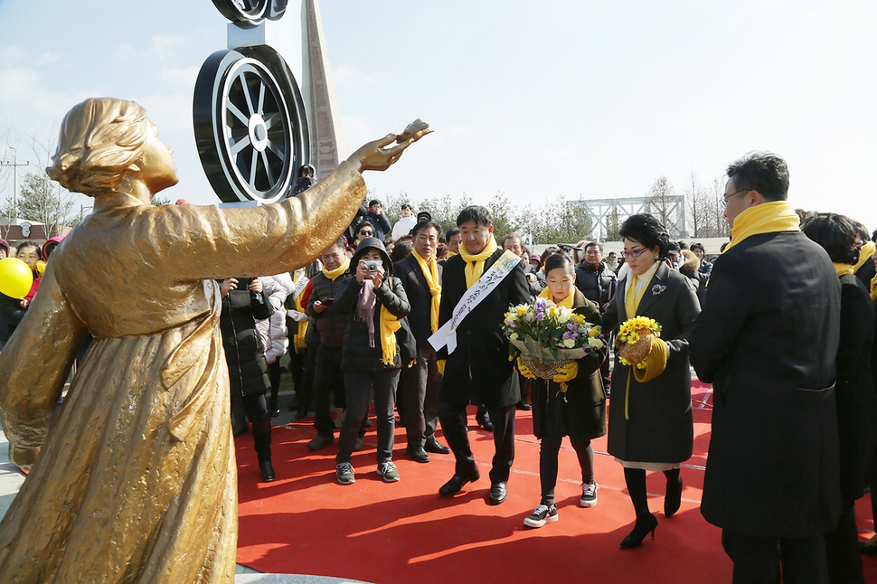 1일 제막된 의왕 서 있는 소녀상에 시민들이 헌화하고 있다. 사진 의왕시 제공