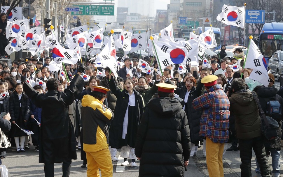 1일 오전 서울 종로구 탑골공원 인근에서 3·1절 재현행사가 열려 참가자들이 태극기를 들고 ‘대한독립만세’를 외치고 있다. 박종식 기자